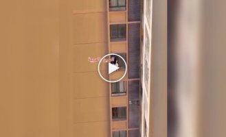 У Китаї коханка спустилася з 10-го поверху по фасаду, рятуючись від дружини, що повернулася дружини.