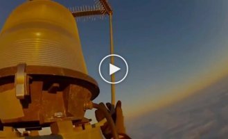 Кто меняет лампы над облаками