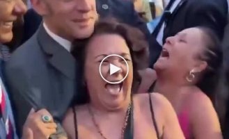 Неожиданный момент: Макрон и внимание двух женщин