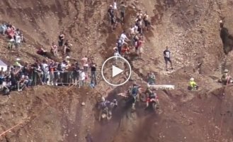 Гонка со дна карьера и 500 участников