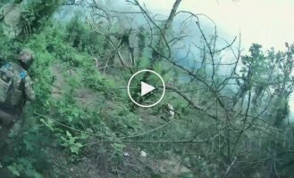 Украинские защитники зашли во вражеский блиндаж и заложили там противотанковую мину для уничтожения