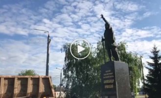 В Харькове снесли памятник Александру Невскому