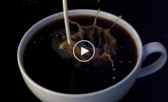 Добавляем сливки в кофе в замедленной съемке