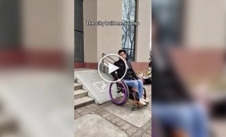 Пандус для инвалидов, которым невозможно пользоваться