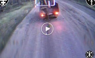 Дрон-камикадзе атаковал редкий вражеский грузовик УАЗ Карго, в кузове которого находился россиянин