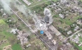 Reported filming of two JDAM-ER guided bombing attacks on Russian military in Donetsk