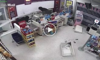 В Лондоне грабители проникли в магазин с помощью бензопилы