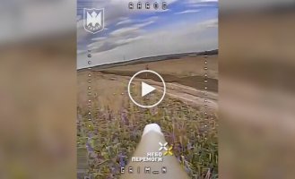 Росіянин перед смертю марно намагається збити український дрон пострілами з автомата