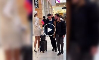 Кумедна реакція людей в аеропорту на високу стюардесу