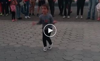 Грузинська дівчинка показала як треба танцювати та збирати маси