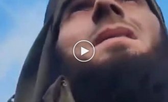 Оккупант из Чечни снимает позицию и своих двухсотых