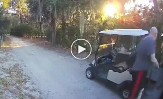 Небольшая ошибка и гольф-кар отправился в самостоятельную поездку