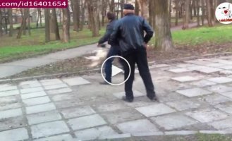 Старик защищает своего питомца