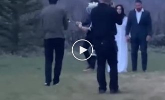 Молодожены показали гостям на свадьбе опасный трюк с огнем