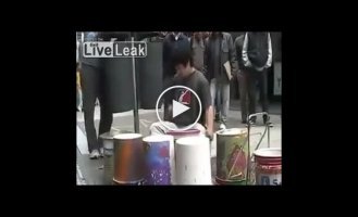 Талантливый уличный барабанщик