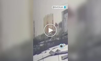 Потрапляння ворожої ракети біля житлових будинків у Харкові
