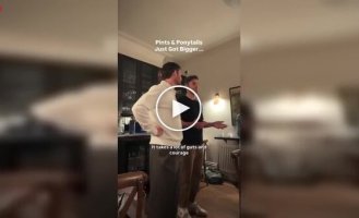 Отцы учатся плести косы для дочерей прямо в баре