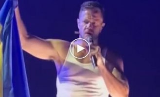 Соліст гурту Imagine Dragons дуже часто у себе на концертах виступає з українським прапором.