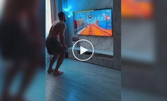 Парень придумал необычный способ сжигать калории во время игры