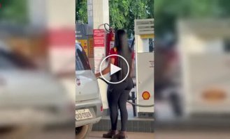 На заправке: эффектная сотрудница привлекает внимание клиентов