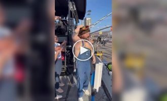 Темнокожий комик посетил гонки в образе белого реднека