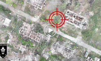 Ukrainian attack aircraft successfully destroy a group of Russian invaders by dropping ammunition