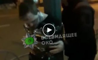 В Киеве очевидцы поймали мародера, который угонял машины с паркингов возле Арена Сити