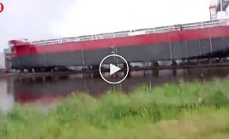 Schoolchildren were washed away by a huge wave during a ship launch