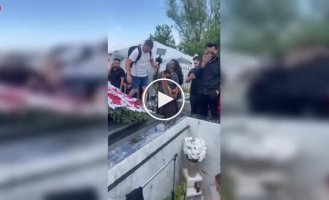 В некоторых странах могилы превращают в мраморные комнаты