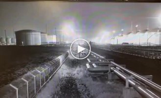 Footage of an attack by Ukrainian drones on an oil depot in the port of Taman