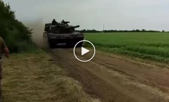 Ukrainian tank Leopard 2A4 in a hurry, heading south
