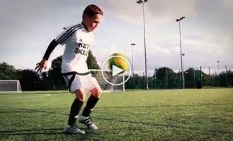 8-летний футболист демонстрирует свои впечатляющие навыки работы с мячом   