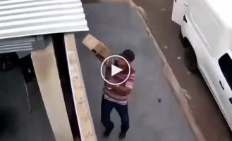 Мексиканский курьер показал, как нужно работать — бережно и с душой