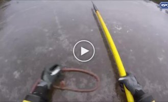Спасение собаки с ледяной ловушки