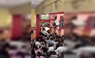 Тиснява біля храму: сотні паломників борються за вхід у священне місце