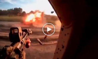 Бійці стріляють з автоматів у російський дрон-ждун, що сидить у засідці на дорозі, і знищують його