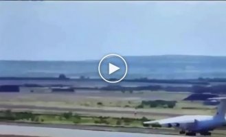 Footage of the crash of an Il-76 transport aircraft (Malian tail number TZ-98T) in Gao, which was in service with the Malian Air Force