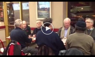 Старики поют в кафе