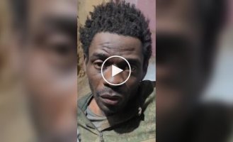 Бійці 118-ї бригади тероборони укладають спати полоненого окупанта-камерунця