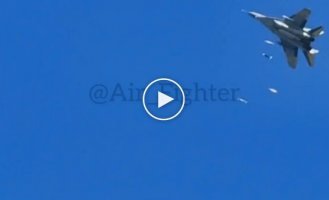 Украинский МиГ-29 сбрасывает четыре высокоточные авиабомбы GBU-39 на позиции оккупантов