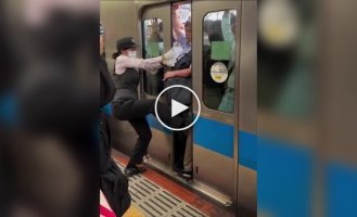 В Японии нанимают особых сотрудников, которые помогают заталкивать пассажиров в поезда