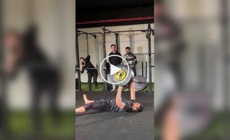 За гранью возможного: Турецкий подъем со штангой 116 кг
