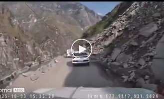 Камушек с горы прилетел