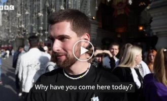 The journalist asked the Russians why they came to the concert