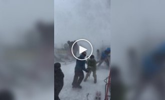 Снігова буря збила з ног туристів в Японії