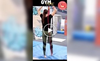 Провал с эластичной резинкой в спортзале