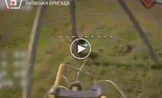 Воины 5-й ОШБр уничтожили бронетехнику в разрушенном ангаре, а также ликвидировали вражескую пехоту в укрытии