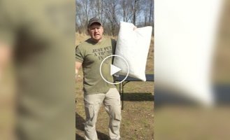 Клише из фильма: мужчина проверил миф о подушке в качестве глушителя