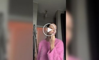 You've been discovered: a cat is spying on its owner