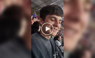 Самолетик попал в ворота с верхнего яруса